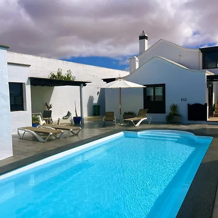 빌라 With Heated Pool